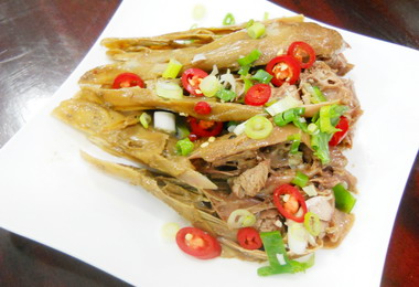 大里啤酒館推出鴨頭招牌菜美味可口(圖)