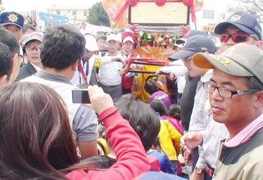 大甲媽祖鑾駕返回大甲清水信眾夾道恭送(圖)