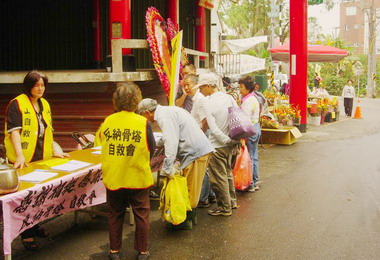 竹山反建納骨塔自救會設陳情連署攤位(圖)