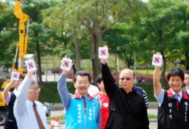 抗漲！胡志強帶領公車業者宣誓票價不漲價(圖)
