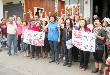 太平鵬儀路柏油路面破舊不堪亟待修補(圖)