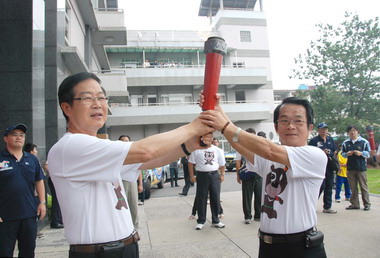 101全中運將開幕聖火傳遞到南投抵台中(圖)