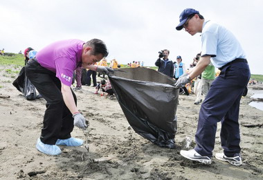 竹市辦理千人淨灘沙雕比賽(圖)