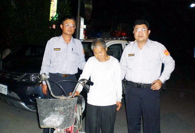 失智老人騎車上高速公路員警護送返家(圖)