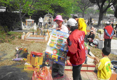 仁愛消防分隊執行墓地防火宣導(圖)