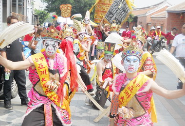 亞大生參與旱溪媽祖巡行十八庄遶境活動(圖)