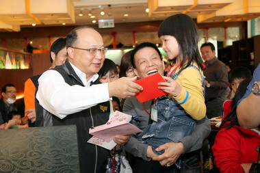 胡志強與弱勢兒少相見歡(圖)