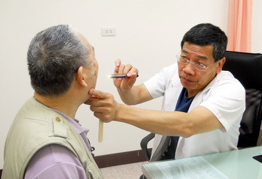 前立委簡肇棟開設診所重披醫袍(圖)