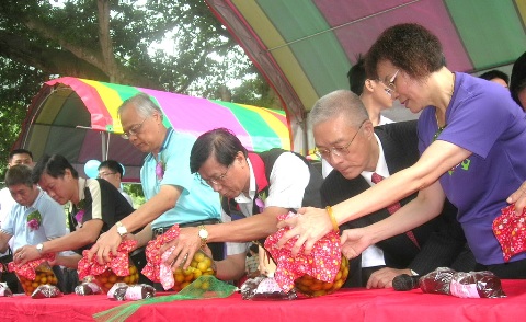 準副總統吳敦義返鄉 參加梅子節活動(圖)