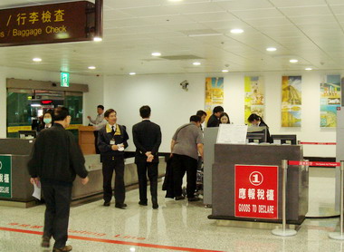 高雄關稅局長赴澎湖視察入境旅客通關(圖)