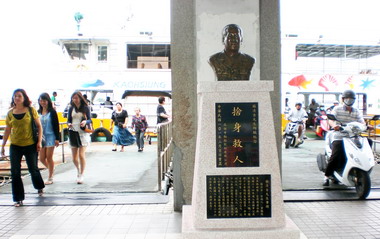 22年前捨己救人的水手楊清吉 旗津輪渡站重新立碑銅像(圖)
