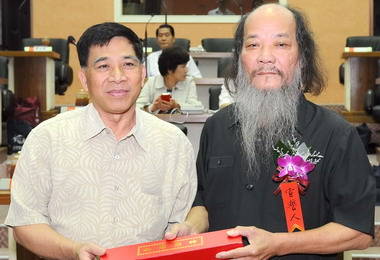 原是落選頭的曾芳春宣誓就職南投縣議員(圖)