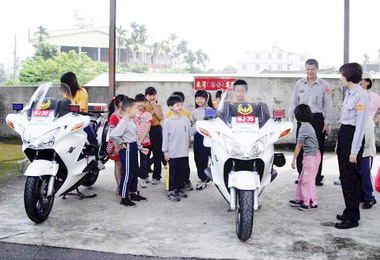 名間名崗國小參訪南投永和派出所(圖)