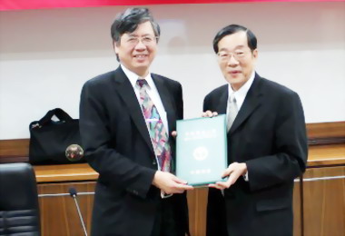醫療環境逐漸惡化輔大校長江漢聲擔憂(圖)