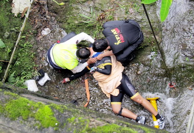 國姓腳踏車騎車摔落橋下消防員前往搶救(圖)