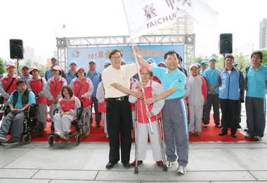 台中代表隊參加全國身心障礙運動會授旗(圖)