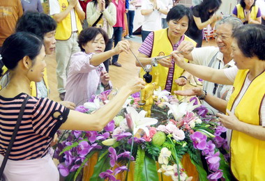 台中善護協會辦浴佛等活動(圖)