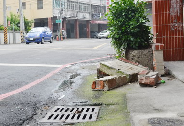 台中大雅雅環路旁水泥磚倒塌有礙安全(圖)