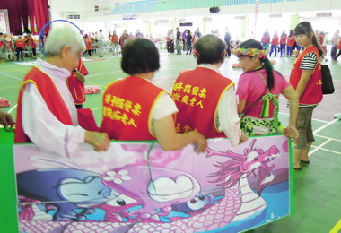 端午佳節將至台東獨居老人體驗龍舟樂(圖)