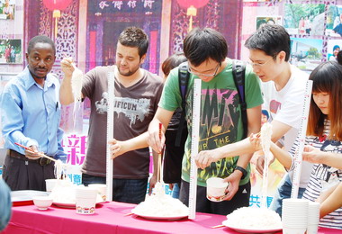 亞大辦「華人風」金針花母親節活動(圖)
