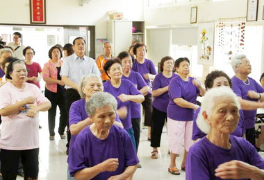 許明財與朝山社區照顧老人關懷站老人同樂(圖)