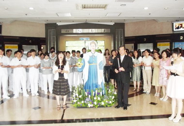 中國醫藥大學辦護士節「傳光」儀式(圖)