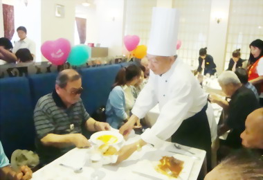 裕國集團發起愛心園遊會吃牛排享口福(圖)