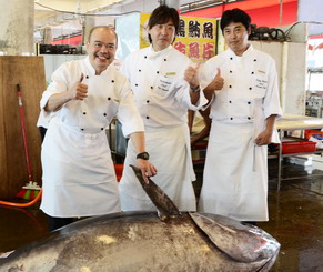 高雄金典酒店標得三百多公斤頂級黑鮪魚(圖)