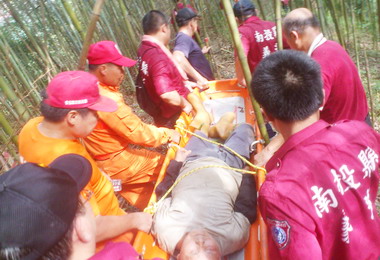 竹山延祥里民採筍跌山涯消隊員前往救援(圖)