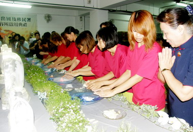 南投收容所與慈濟合辦母親節浴佛感恩活動(圖)