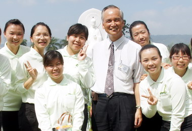 草屯衛斯理托兒所教職員參加慈濟浴佛大典(圖)