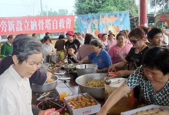 納骨塔自救會過另類母親節(圖)