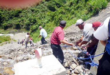 民眾跌落溪谷仁愛消防隊前往搶救(圖)