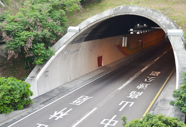 卓伯源巡視八卦山隧道安全維護(圖)