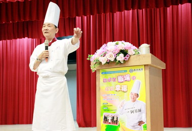 亞大演講阿基師：努力可走出自己一片天(圖)