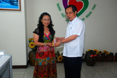 警察局長致贈女性同仁環保小禮物(圖)