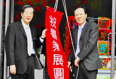 中國醫大藥用化妝品學系辦畢業成果展(圖)