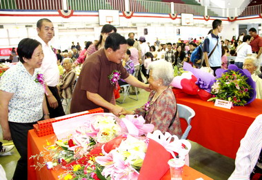 苗栗後龍辦慶祝母親節暨表揚模範母親(圖)