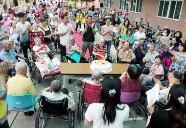 南投傑瑞安養中心歡度母親節(圖)