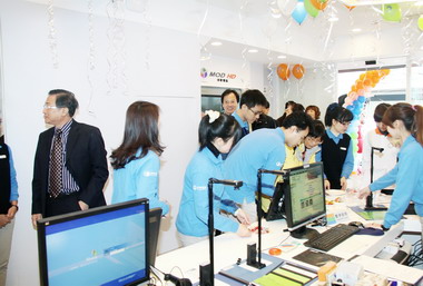 中華電信國光學士店13日開幕送康乃馨(圖)
