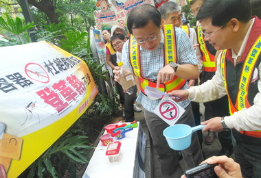 吳志揚率領局處首長打掃清溝預防登革熱(圖)