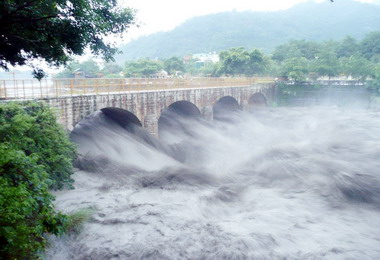 連日豪雨國姓消防隊疏散危險地區居民(圖)