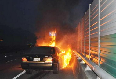 國道3南下229K發生汽車火警幸無人傷亡(圖)