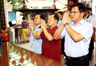 泰利過境未傷及苗栗劉政鴻上香還願(圖)