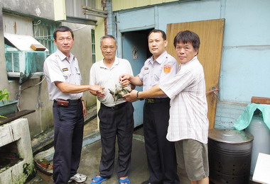 雲林端午節前夕「鐵漢」關懷獨居老人(圖)