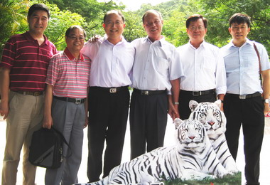 廣州參訪團高雄動物園「探親」(圖)