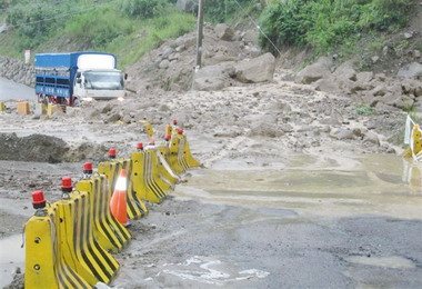 斗南警方與民眾共同協助受困石土流人車(圖)