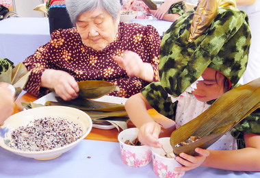 台中光田護理之家龍年慶端午(圖)