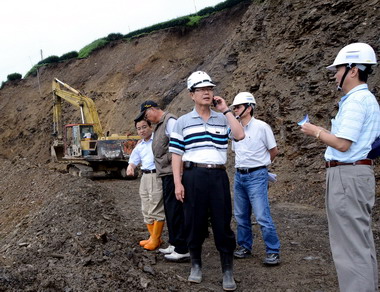 南投縣長李朝卿：全力搶通力行產業道路(圖)
