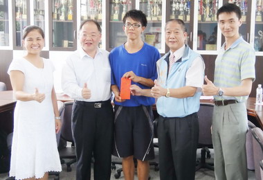 台中體育總會秘書長慰問世界聽障田徑選手(圖)